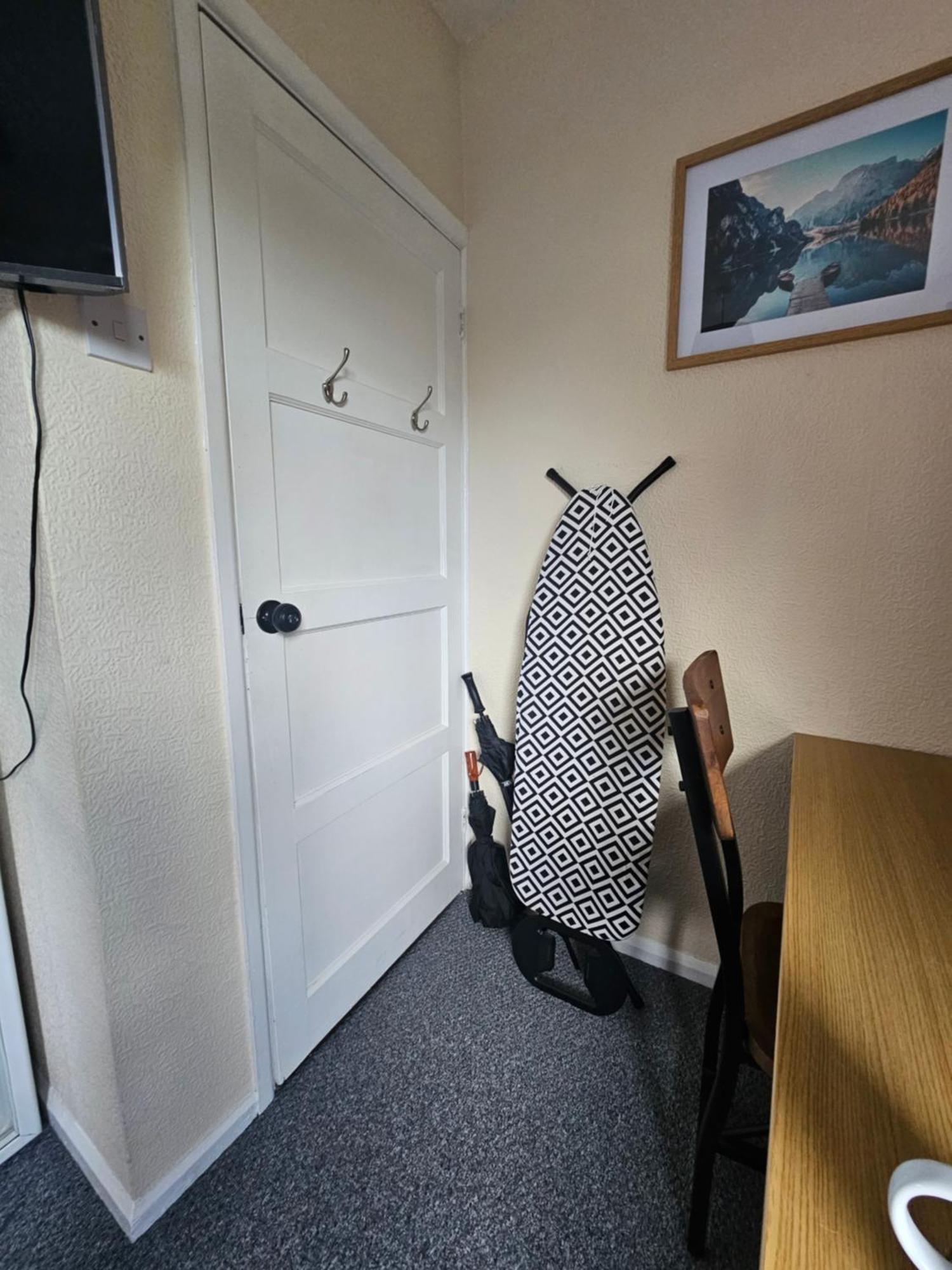 Double Bedroom Located Close To Manchester Airport Уизеншо Экстерьер фото