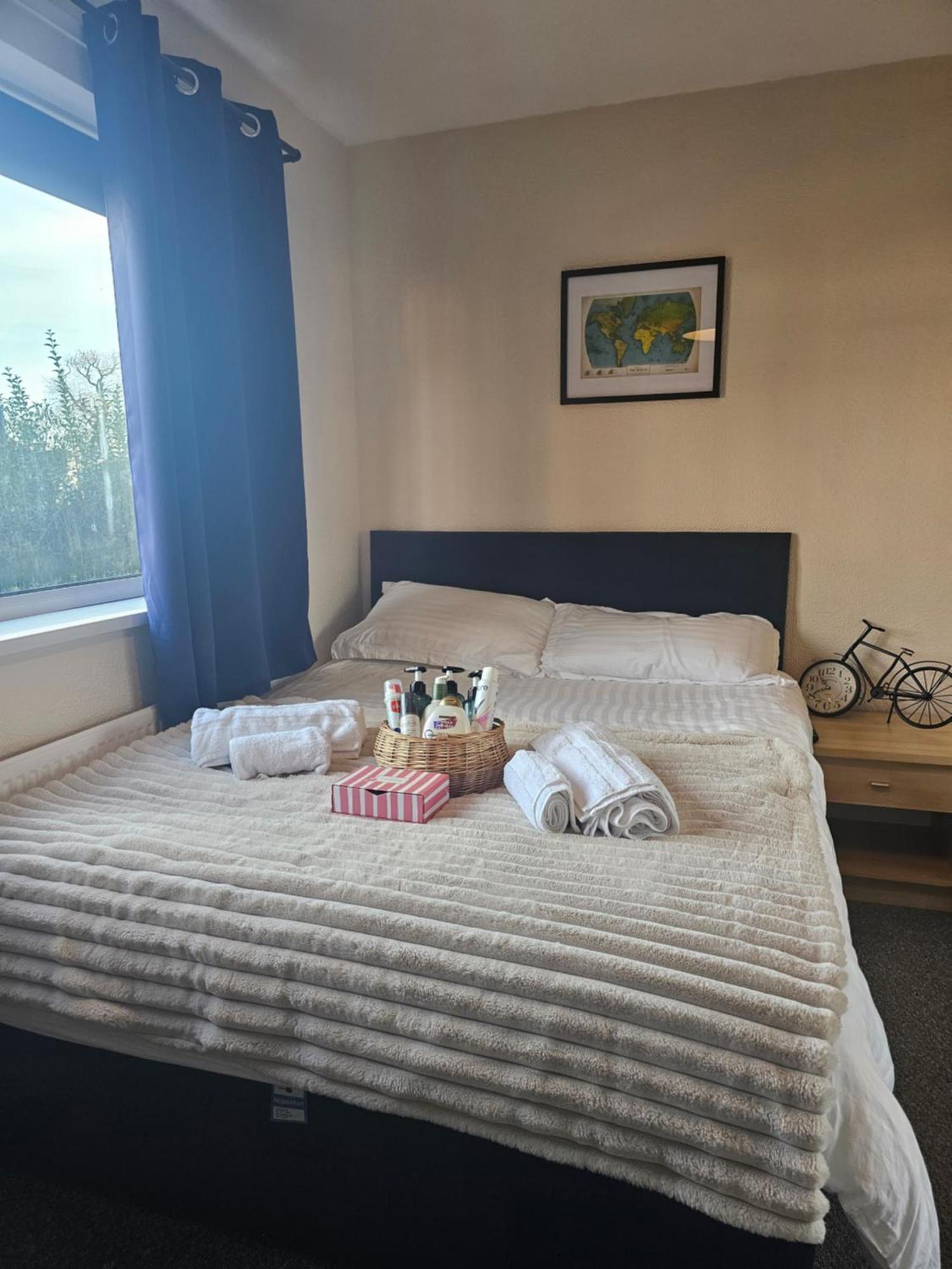Double Bedroom Located Close To Manchester Airport Уизеншо Экстерьер фото